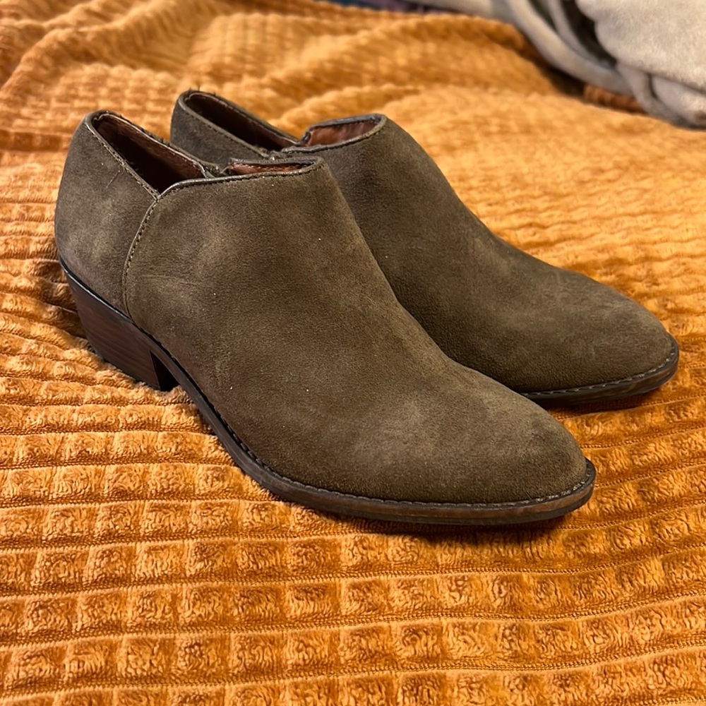 Lucky Brand green suede booties 8 women’s